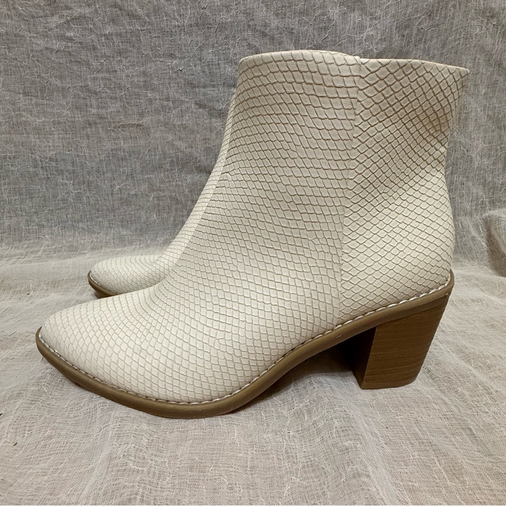Universal Thread White Alligator Textured Ankle B… - image 6